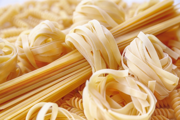 Tagliatelle crude arrotolate italiane e pasta degli spaghetti