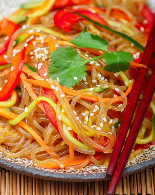 Tagliatelle di amido (riso, patate) con verdure