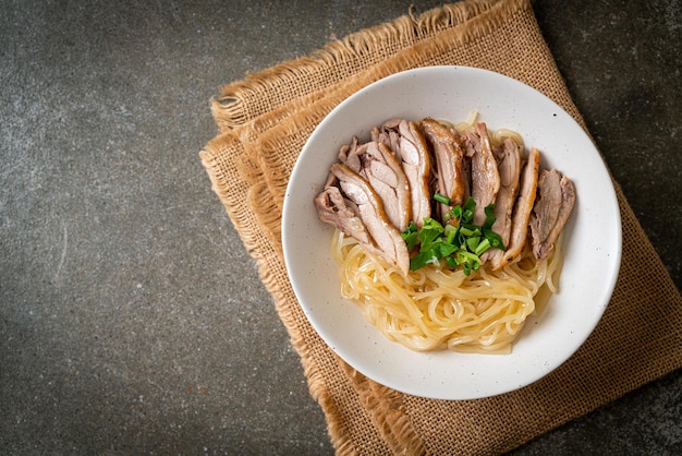 Tagliatelle di anatra essiccate in una ciotola bianca