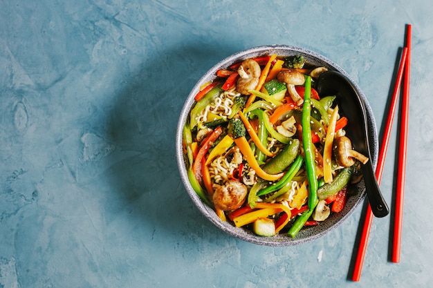 Tagliatelle di cibo asiatico con verdure