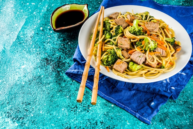 Tagliatelle di manzo cinesi Lo Mein