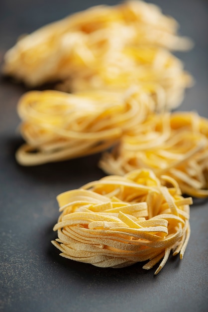 Tagliatelle di pasta cruda italiana