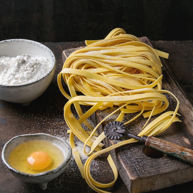 Tagliatelle di pasta fatta in casa crude