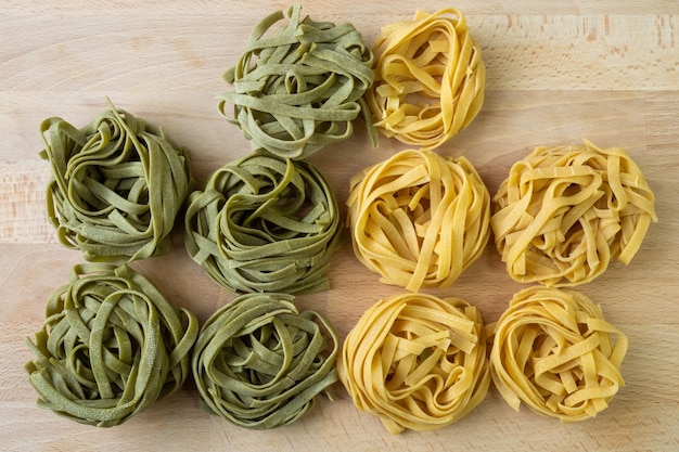 Tagliatelle di pasta fresca fatta in casa verde e gialla Pasta di spinaci cruda fatta in casa