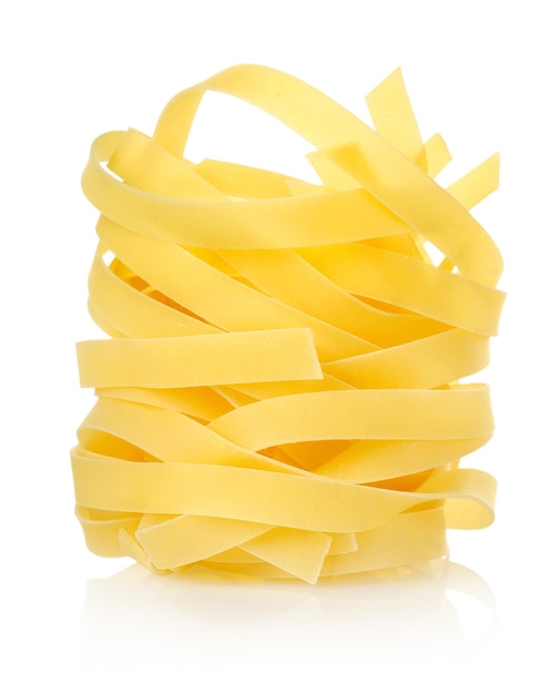 Tagliatelle di pasta isolate su sfondo bianco