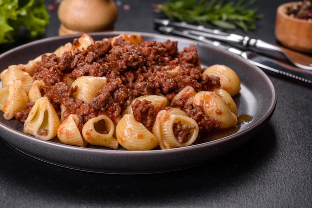 Tagliatelle di pasta italiana con sugo di carne tradizionale fatto in casa