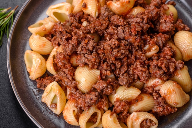 Tagliatelle di pasta italiana con sugo di carne tradizionale fatto in casa