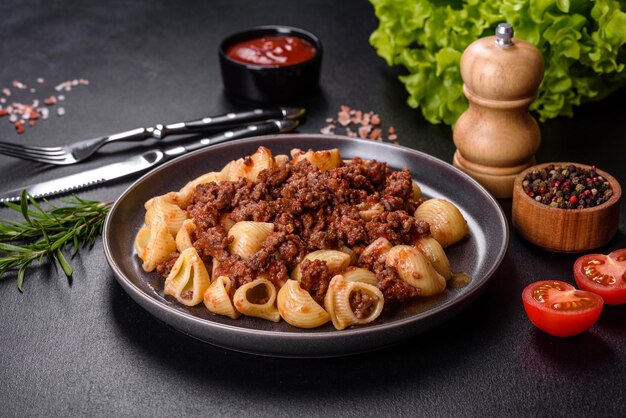 Tagliatelle di pasta italiana con sugo di carne tradizionale fatto in casa