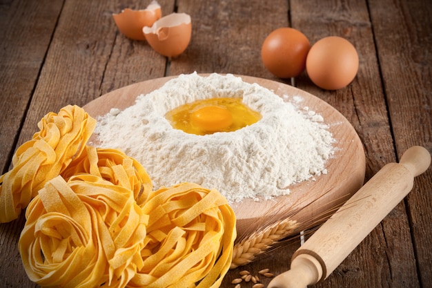 Tagliatelle di pasta italiana fatte in casa