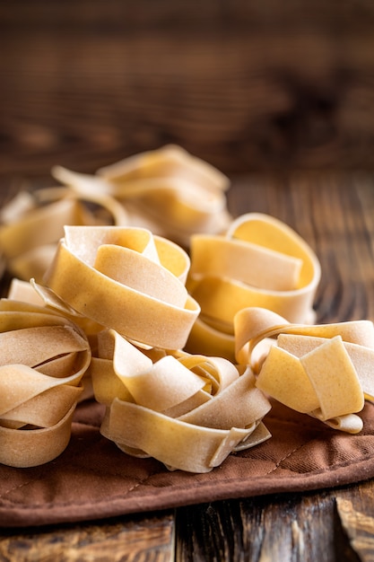 Tagliatelle di pasta su un tavolo di legno