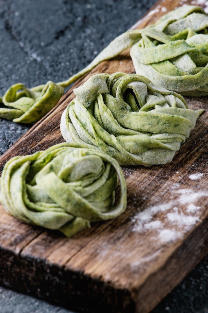 Tagliatelle di pasta verde fatta in casa fresca