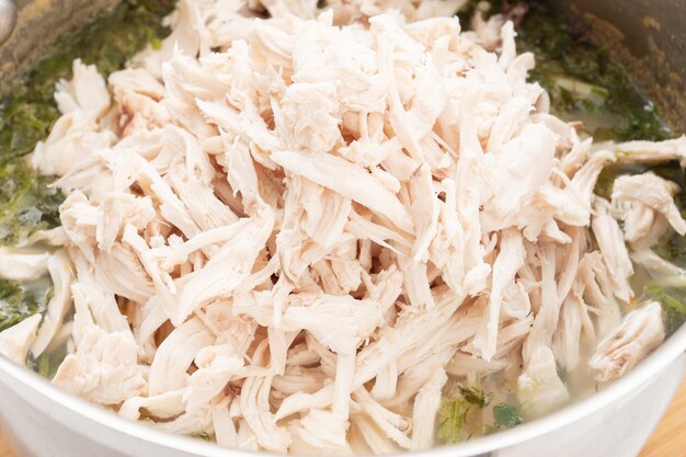 Tagliatelle di petto di pollo con carote, erbe in padella