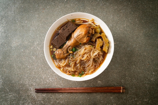Tagliatelle di pollo in umido in ciotola di zuppa marrone - Stile di cibo asiatico