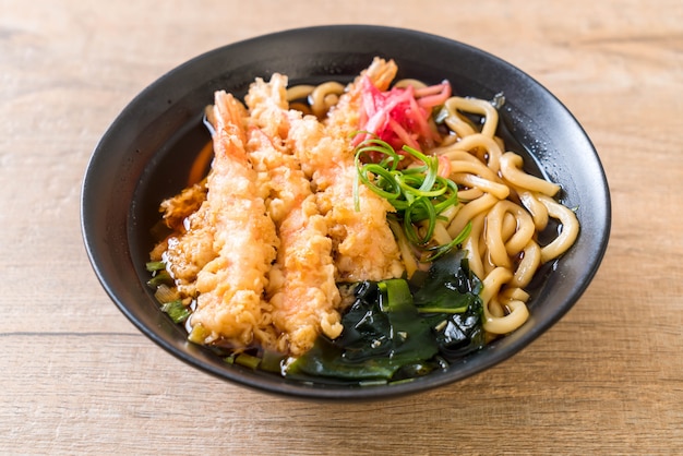 Tagliatelle di ramen di udon con tempura di gamberetti