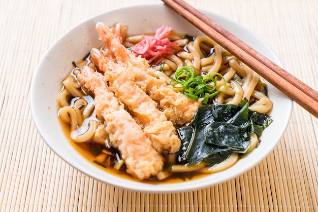 Tagliatelle di ramen di udon con tempura di gamberetti