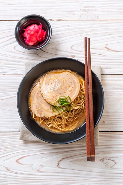 tagliatelle di ramen tonkotsu con maiale chaashu