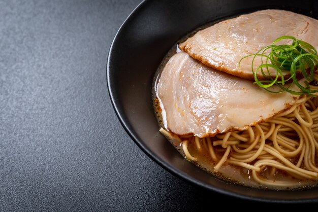 tagliatelle di ramen tonkotsu con maiale chaashu