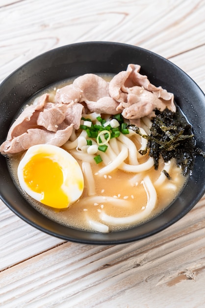 tagliatelle di ramon udon con zuppa di maiale