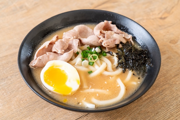 tagliatelle di ramon udon con zuppa di maiale