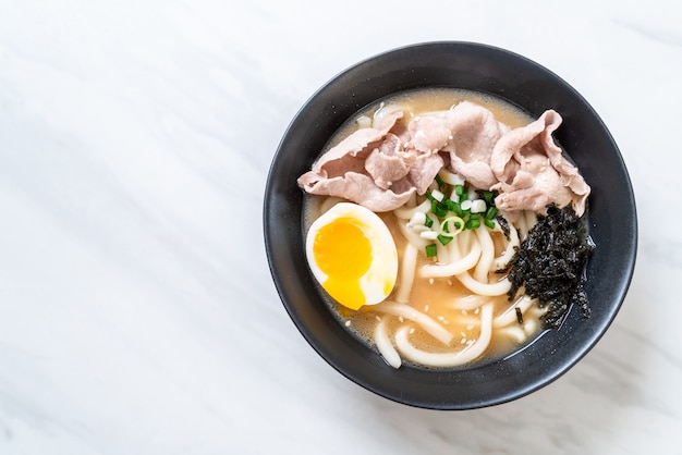 tagliatelle di ramon udon con zuppa di maiale