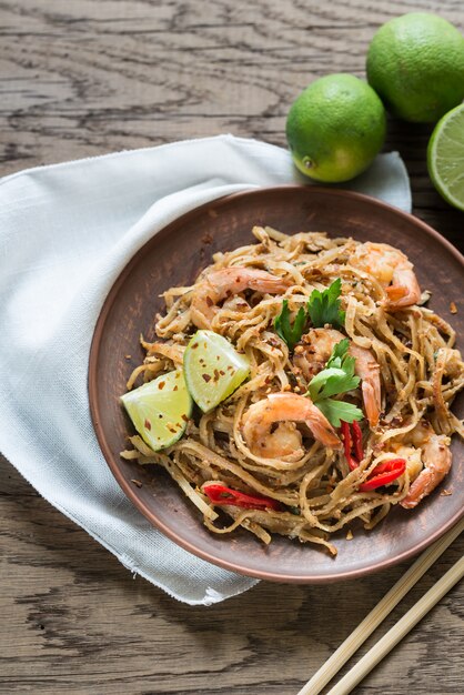 Tagliatelle di riso fritte tailandesi con i gamberi