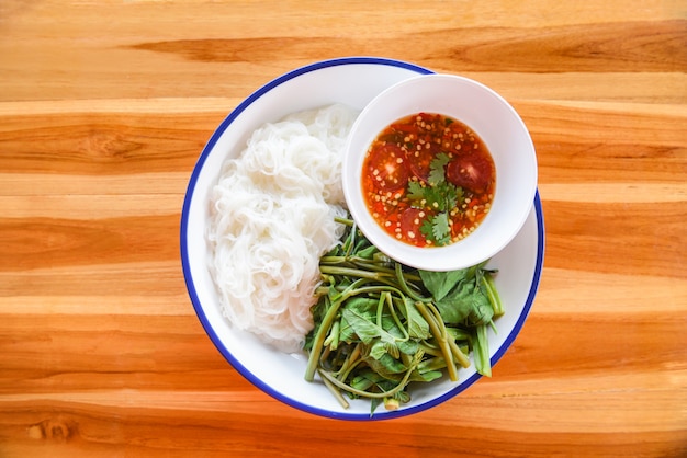 Tagliatelle di riso tailandesi con salsa di peperoncino piccante sul piatto Verdura di vermicelli di riso