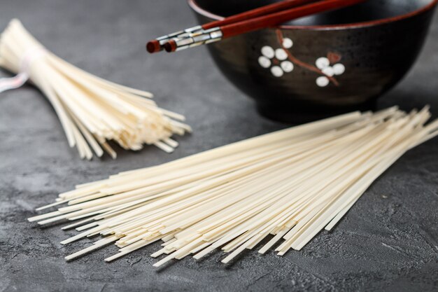 Tagliatelle di Udon crude per cucinare cucina orientale e asiatica