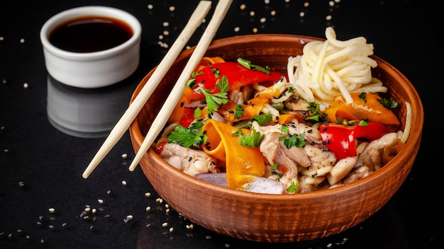 Tagliatelle di udon giapponesi o cinesi con pollo e verdure