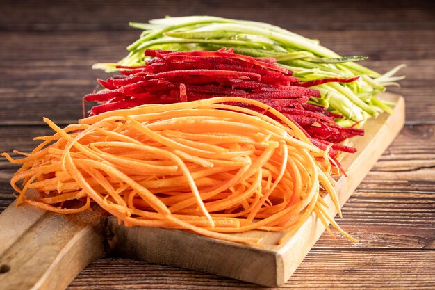 Tagliatelle di verdure Carote tritate barbabietole e zucchine