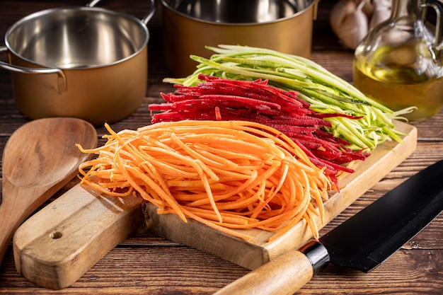 Tagliatelle di verdure Carote tritate barbabietole e zucchine