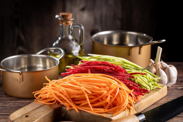 Tagliatelle di verdure Carote tritate barbabietole e zucchine