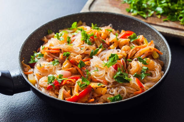 Tagliatelle di vetro di cibo asiatico con verdure e gamberetti saltati in padella in padella