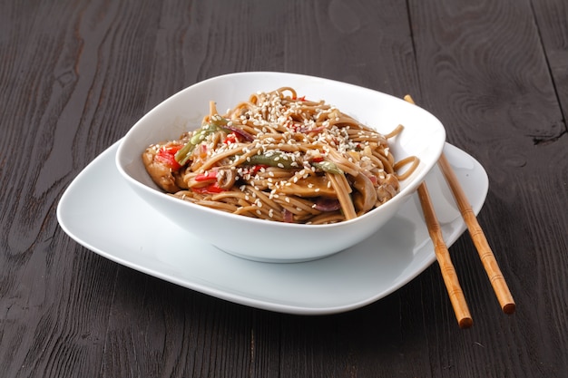 Tagliatelle di yakisoba in padella con verdure