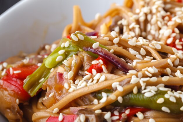 Tagliatelle di yakisoba in padella con verdure