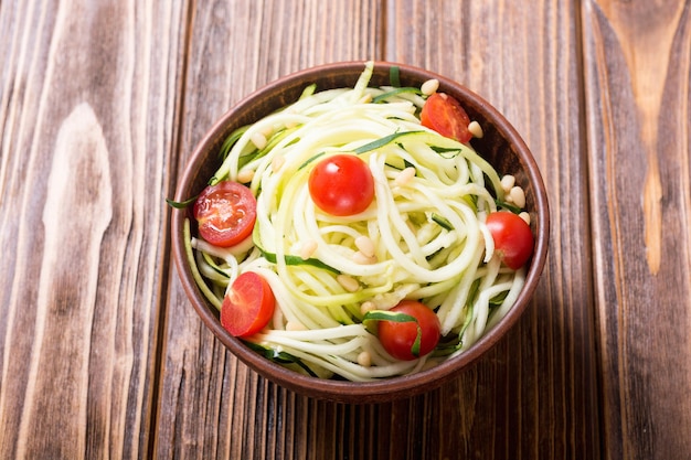 Tagliatelle di zucchine con pomodori Cibo vegetariano sano