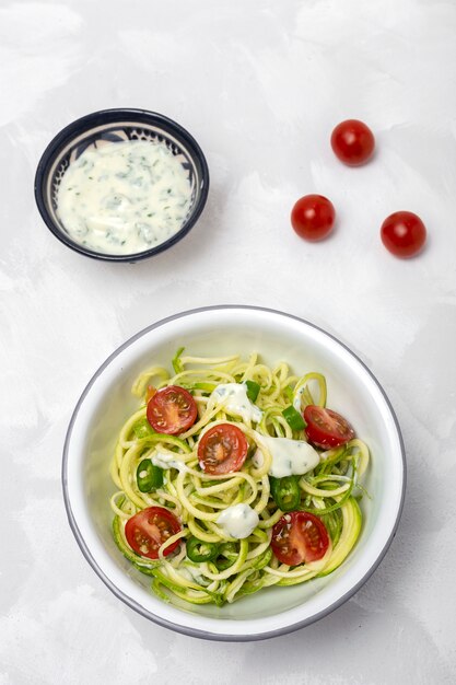 Tagliatelle di zucchine con verdure