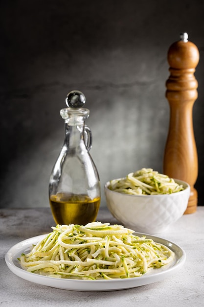 Tagliatelle di zucchine crude in un piatto sul tavolo