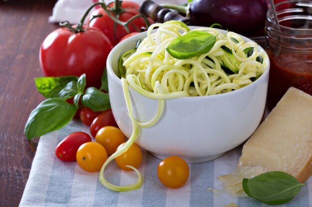 Tagliatelle di zucchine in una ciotola con verdure fresche