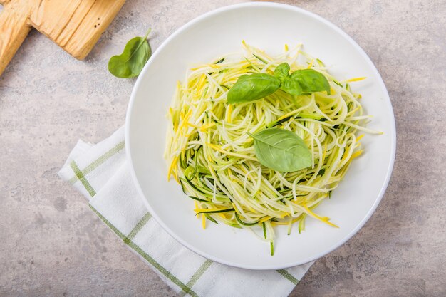 Tagliatelle di zucchine nella ciotola.