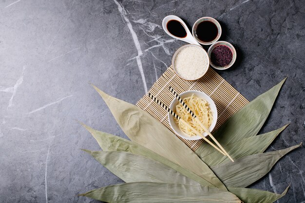 Tagliatelle e riso su foglie di bambù