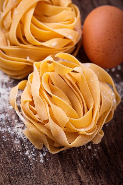 Tagliatelle e uova di pasta cruda