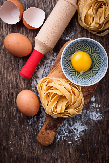 Tagliatelle e uova di pasta cruda