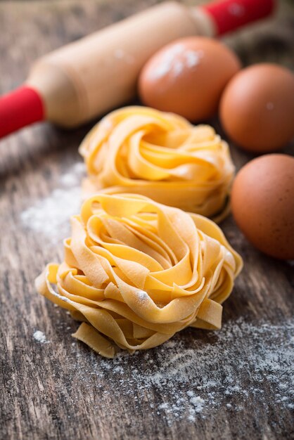 Tagliatelle e uova di pasta cruda