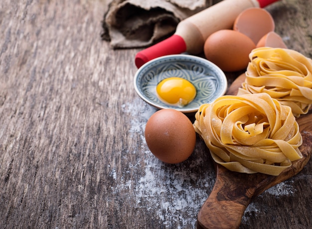 Tagliatelle e uova di pasta cruda