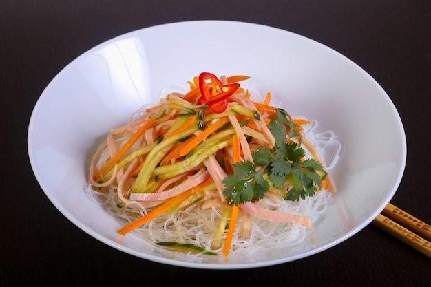 Tagliatelle e verdure di insalata vith