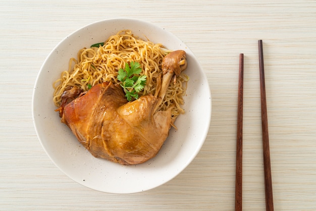 Tagliatelle essiccate con ciotola di pollo brasato - Cucina asiatica