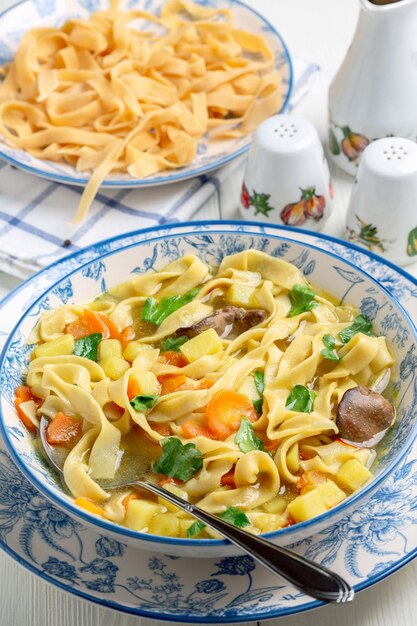 Tagliatelle fatte in casa con brodo di pollo e verdure