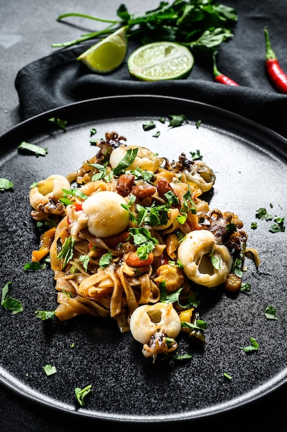 Tagliatelle fatte in casa con frutti di mare e verdure in un piatto