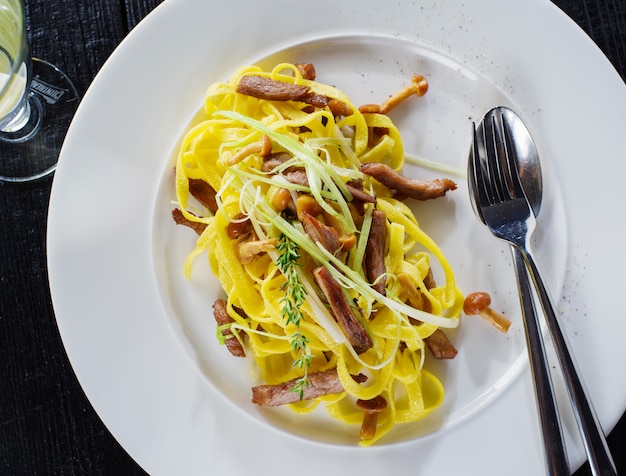 Tagliatelle fatte in casa con salsa di tacchino, funghi e tartufo