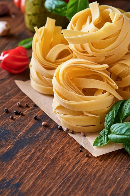 Tagliatelle fatte in casa in carta marrone